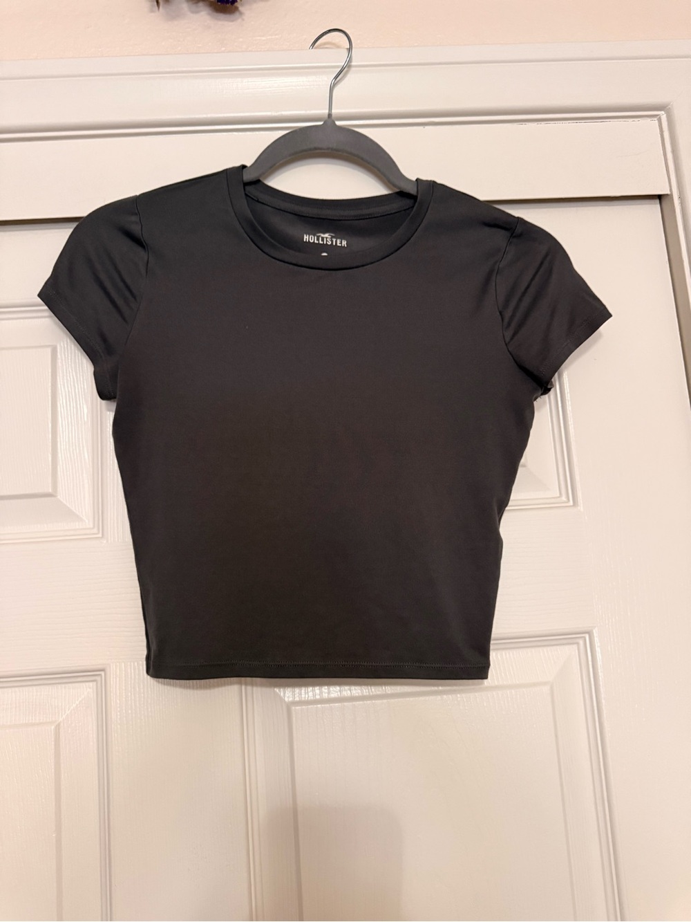 Hollister Black Short Sleeve Crewneck Crop Top